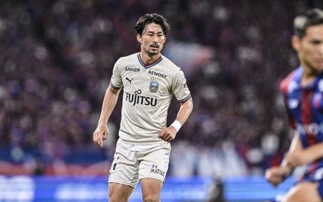 「足でツンツンw 」「センシティブキックよ」川崎FW家長昭博のチームメイトへの意表を突いた祝福方法が「手荒い笑」と大反響！ 喜ぶ若手2人に見せた“足先でのツンツン姿”