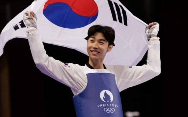 必要性を巡る大論争を招いた“トドメ蹴り” 背後から放ったテコンドー韓国選手が弁明「僕はそれが礼儀だと学んだ」【パリ五輪】