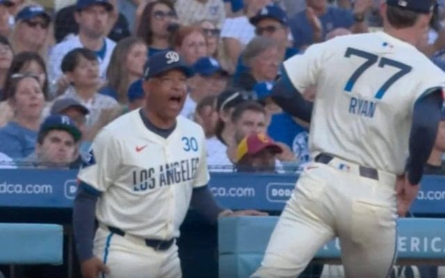 「退場しないで！」ド軍・ロバーツ監督が吠えた！ 一体、何が起きた…！？ ベンチから身を乗り出して叫ぶ瞬間「怖すぎるだろw」