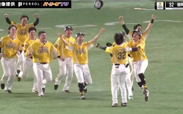 美技炸裂？守備範囲広すぎ…！？ソフトバンク・今宮健太の“ヘルメットキャッチ”が話題「まーた捕ったw」「反応エグい」