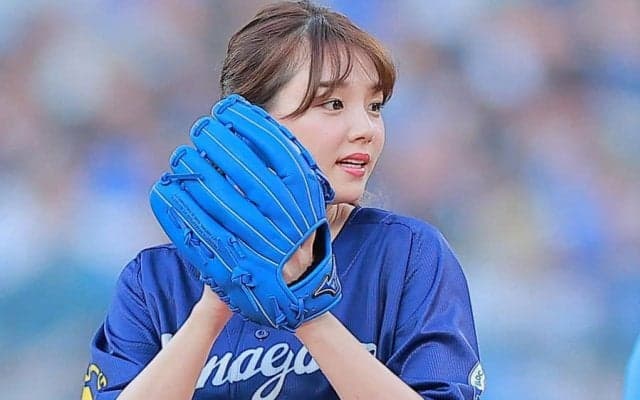 32歳美女の恥じらい投球が 「可愛すぎる」　ユニ＆ミニスカの「天使が舞い降りている」