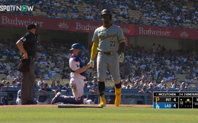 バット投げて“四球確信”もまさかの事態！ 若手球審のストライクコールに称賛も