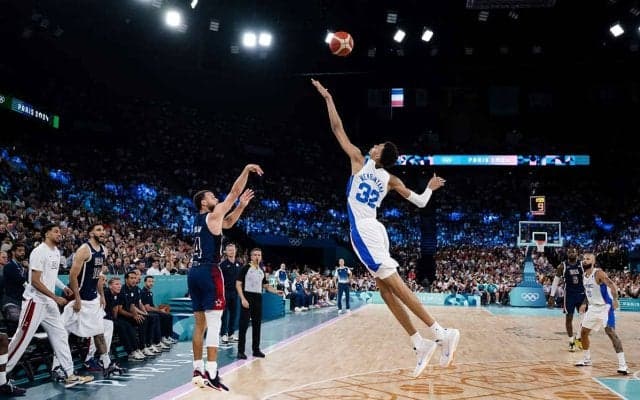 カリーと224cm怪物の“意地”が交錯した決定的瞬間　バスケ決勝の「魅力的」シーンに現地メディア注目【パリ五輪2024】