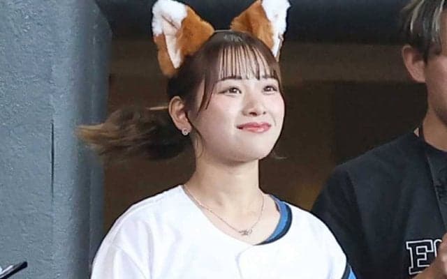 きつね耳フリフリ…“100万人美女”が豪快ピッチ　初体験に赤面も、ワンバウンド投球に喝采
