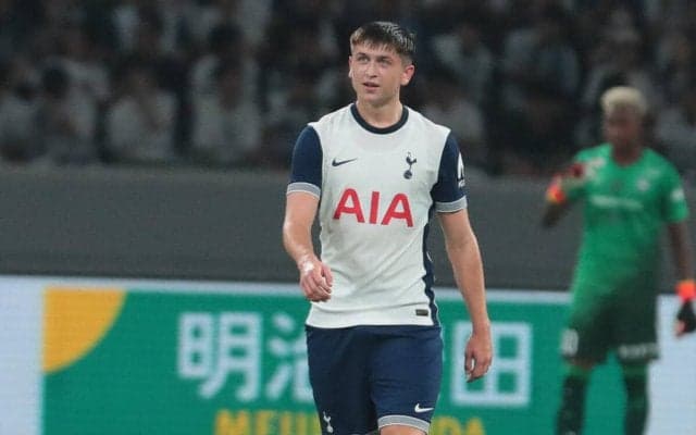 スパーズの超新星マイキー・ムーアがプロ契約にサイン！　先月の神戸戦で決勝点決めた17歳の大器