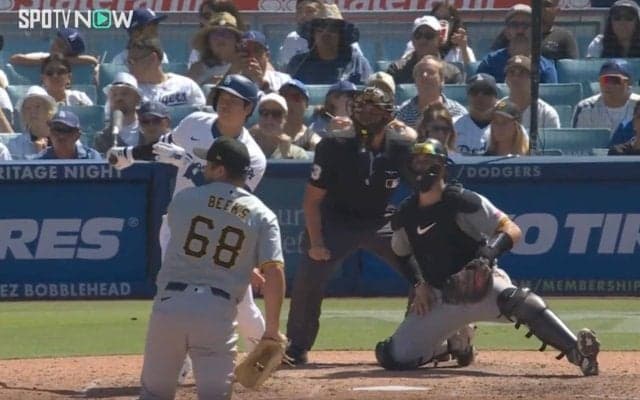 どんな打ち方だよ！ 大谷翔平、“変態片手打ち”で苦手コースを打ち返す　三塁打にされた相手投手の様子がおかしくなる「意味わかんない」「打つんかい！w」