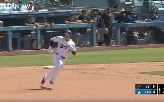 一体、何が起きた…！？ 大谷翔平が天才だと分かる“数秒間”　外野手の動きを“チラ見”→一気に三塁に急加速する瞬間「野球偏差値高すぎる」