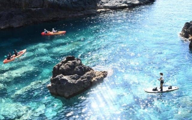 北海道でマリンスポーツ？酷暑忘れる美しい海を求めて過疎地に若者続々