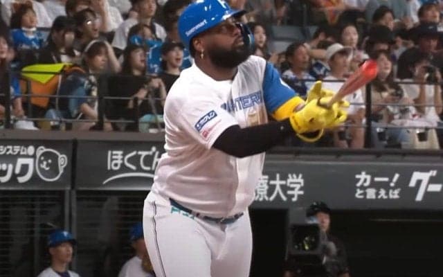 驚愕パワーで投手呆然　衝撃の“流し打ち弾”に球場騒然…好調の日本ハム助っ人「目が離せない」