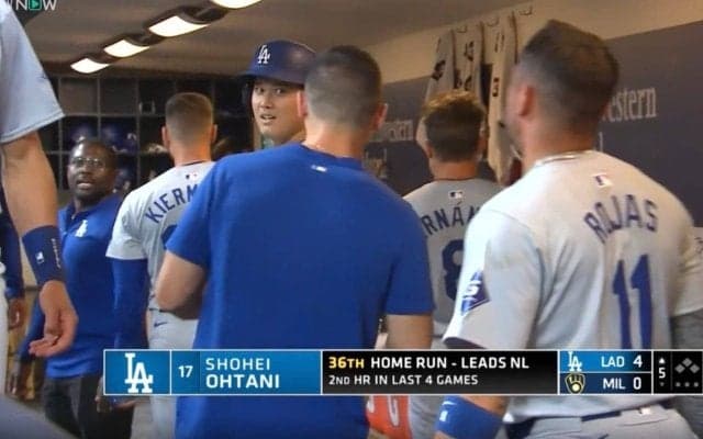 何が起きた？ 大谷翔平、ベンチで声をかけられて見せた“変顔”が話題に「中身が気になる」「どういう会話？w」