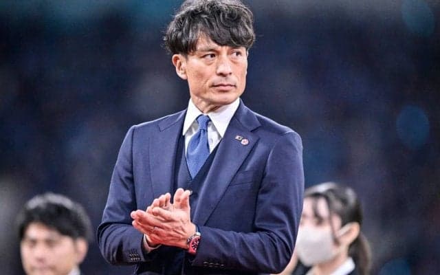 「なんか“うわぁ！”って感じがする～」“赤鬼トルシエ＆バットマン宮本”の日本代表ユニ付きスマイルツーショットに反響！「Jリーグの監督してくれないかな」などの声