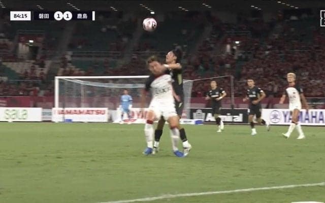 危険すぎる！強烈パンチ直撃で顔面が血まみれに...「大丈夫か？」スタジアム騒然、裏拳喰らって悶絶ノックアウトの瞬間