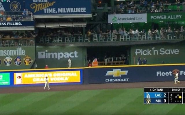 え、もう入ったの！？ 大谷翔平の特大アーチが“頭上通過”する衝撃の瞬間　外野手のリアクションがヤバすぎる