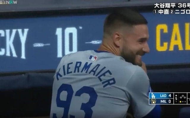 一体、何やってんだ？ 大谷翔平の特大アーチで“異変”が起きた？ 興奮しすぎた同僚が“謎のリアクション”