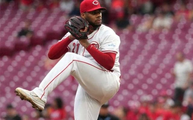 マウンド上で突然の嘔吐…167キロ剛腕が襲われた“悲劇”　今季3度目に「普通じゃない」