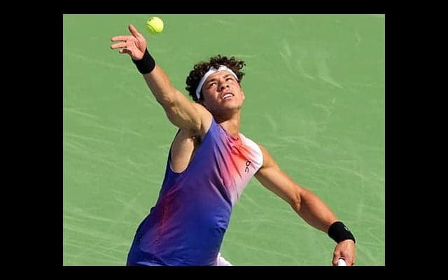  ビッグサーバー対決制し初戦突破 