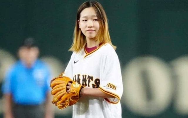 14歳金メダリストが髪をなびかせ投球　スケボー持参で登場…東京D大歓声、選手らも祝福