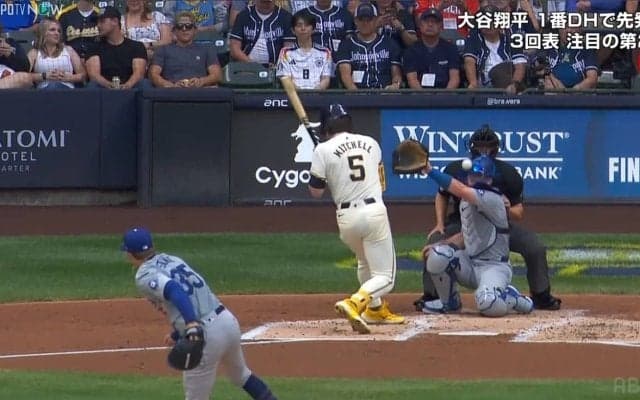 「すごい音だな…」ドジャース投手が“あわや顔面”の危険なデッドボール　打者の右肩→捕手の顔面を連続直撃させる\"衝撃アクシデント”