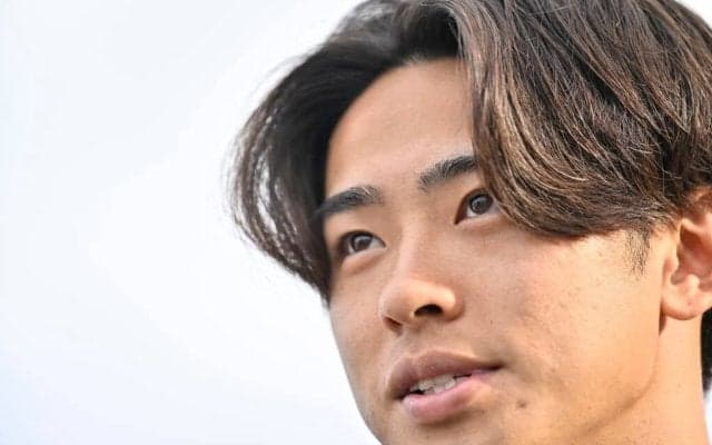 「天使が映り込んでる…??」英上陸の「青白」斉藤光毅が早くもファンを魅了！「QPRのユニフォーム似合います」「笑顔の破壊力やばいな」などの声