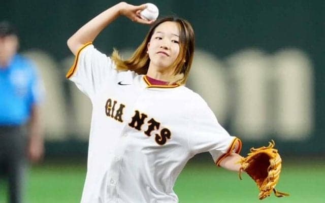 茶髪をなびかせハニカミ投球が「かわいい」　金メダリスト登場に「テンション上がった」