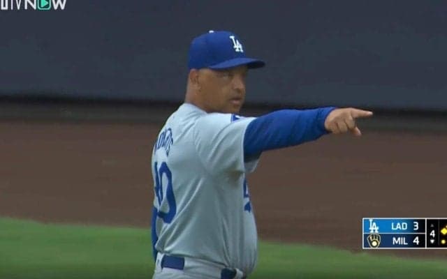 球場騒然！ ド軍・ロバーツ監督は一体、何をしたんだ？　相手野手が呆然… “痛恨ミス”を犯した問題シーン