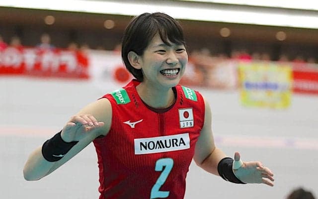 古賀紗理那、引退会見で夫・西田有志と“幸せいっぱい”のツーショット撮影　ファンも「一生推せる夫婦」と賛辞