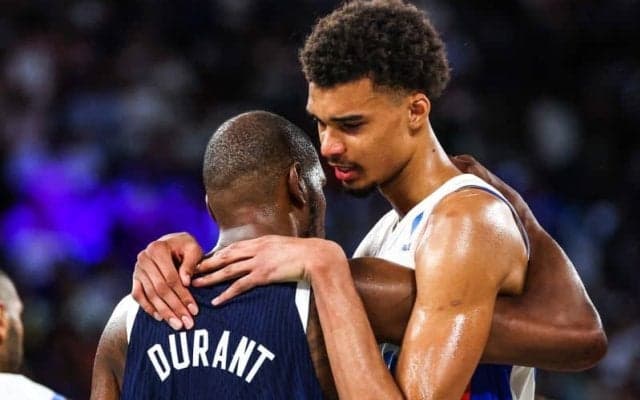 パリ五輪決勝後に言葉を交わしていたデュラントとウェンバンヤマ…その内容が明らかになる