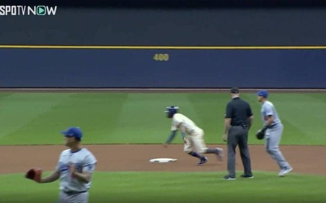 アイツやってんぞ！ ドジャースのベンチが発見した“痛恨の走塁ミス”　よく見ると…“問題のシーン”が起きた瞬間