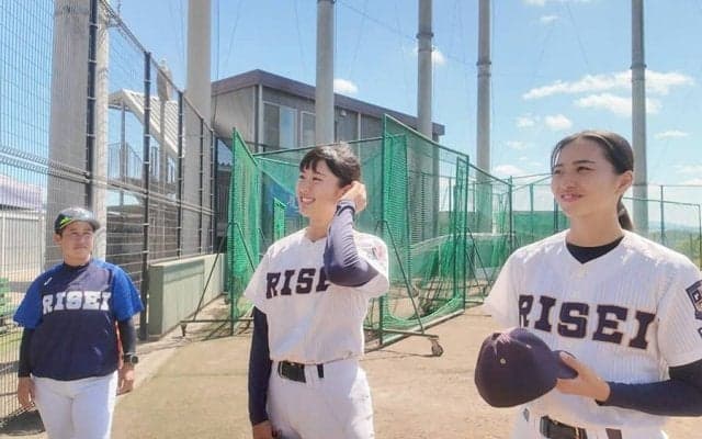 筋力劣るとも「確実にアウトを」　名門女子野球部実践…“肘を出さない”ボール回し