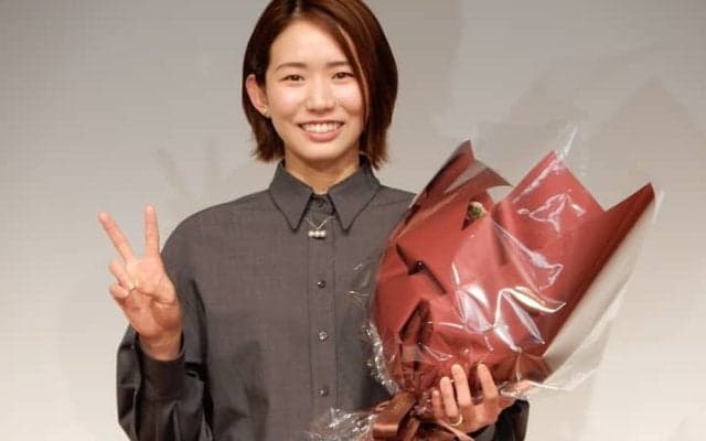 引退会見で「可愛いすぎ」古賀紗理那の“全身コーデ”を女子バレー元日本代表も絶賛！本人投稿でブランド名も明かされる