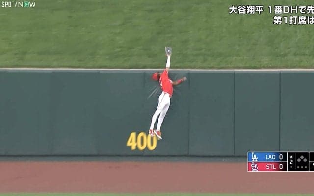 ドジャース戦で珍事！ 超人外野手が“まさかの”本塁打アシスト 一度はグラブに…スタンドインの瞬間「とってただけにもったいない」