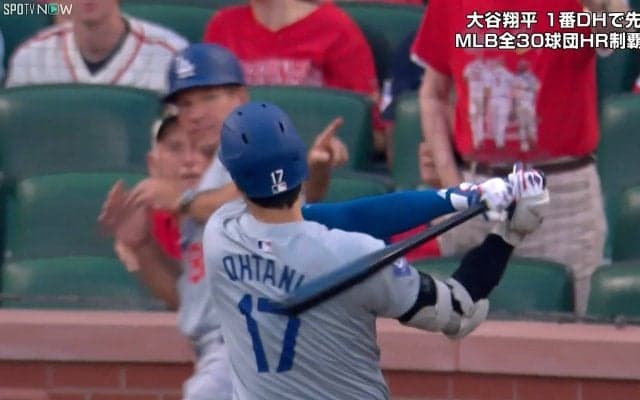大谷翔平の豪快すぎる素振りに「あぶなw」コーチも驚愕　試合前に捉えた思わぬハプニング