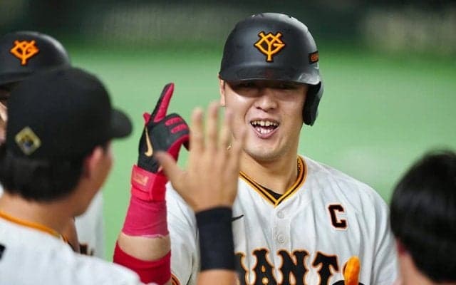 巨人・岡本和、母校へ記念品贈呈も痛恨の“ミス”…部長は苦笑「アイツは適当やから」