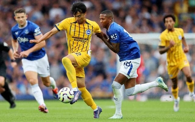 三笘薫を引き倒した39歳アシュリー・ヤングが一発レッド　プレミア史最年長の退場選手に