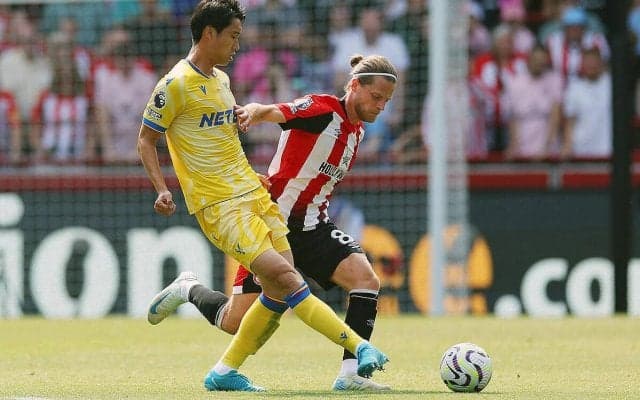 鎌田大地が先発でプレミアデビュー！　攻守に躍動感見せるもチームはブレントフォードに競り負ける【プレミアリーグ】