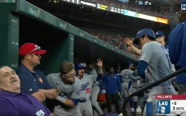 ベンチで何やってんだ…！？ 大谷翔平は「愛されすぎ」 弾丸アーチで喜びすぎた同僚の様子がおかしくなる「めっちゃ楽しそう」