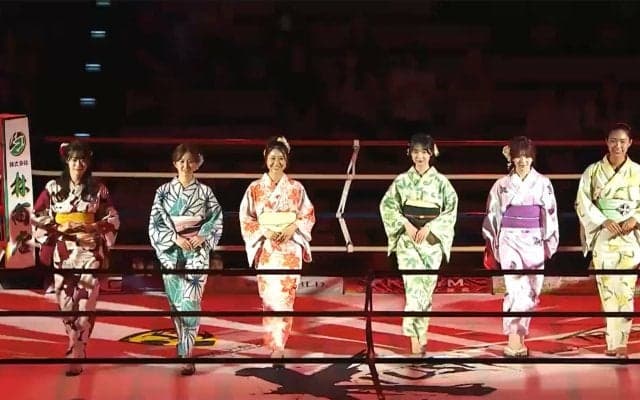 浴衣姿のラウンドガール、一人だけ衝撃の“違和感”「かわいい」「様子がおかしいw」ファン騒然