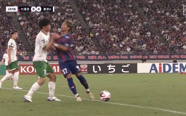 これでカードなし？体当たりでどつき倒す完全なアフタータックルに両チーム入り乱れて猛抗議「さすがにやりすぎ」「魂感じたわ」SNSは賛否両論