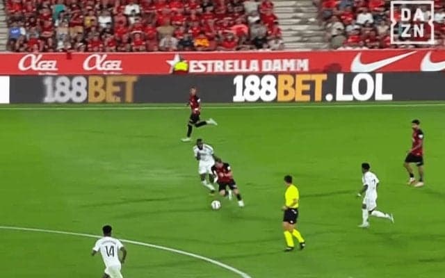 浅野拓磨は真の“リュディガー・キラー”だ！「弄んでるやん」「ガチで上手くね？」ドリブルで華麗に抜き去った瞬間が話題沸騰