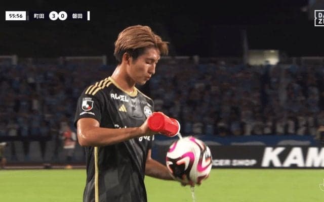 「ルール違反なの？」町田の“ボール水かけ作戦”が禁止！「ダメな理由は？」「非紳士的行為だね」主審のレア判定が話題