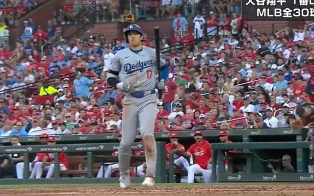 大谷翔平に何が起きた…！？ スイング後に“異変”「キャッチャー、ヤバい！」 激レアすぎる“出塁シーン”に球場騒然