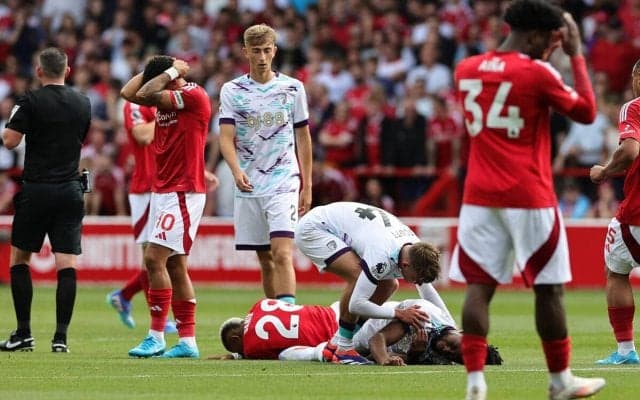 開幕から7分…着地失敗で足首骨折のMFに指揮官がエール「彼の幸運と最善を祈る」…スタンドのファンも拍手でエール