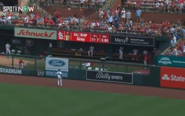 危ない！ 大谷翔平の弾丸アーチが飛び込んだブルペンの“油断しすぎ”リアクションが話題に まさかの行動であわや直撃危機の一部始終