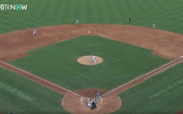 球場騒然… 大谷翔平、弾丸アーチに「戦慄」 外野手の“頭上通過”する瞬間　連日の“高速着弾”に「追っても無駄」