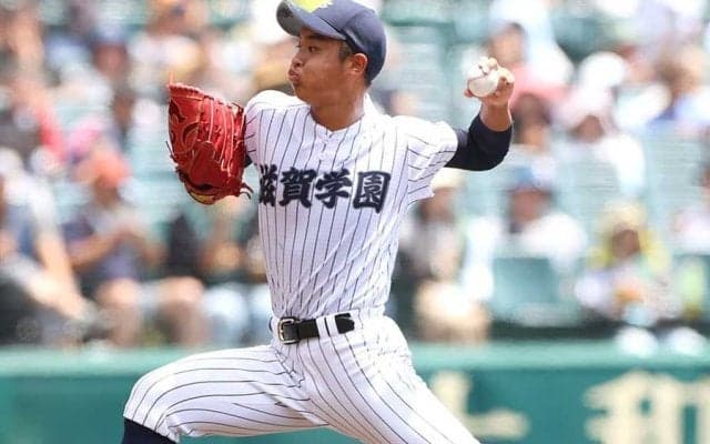 ユニに縫い付ける遺骨「野球で恩返し」　滋賀学園の左腕、母とともに立った甲子園