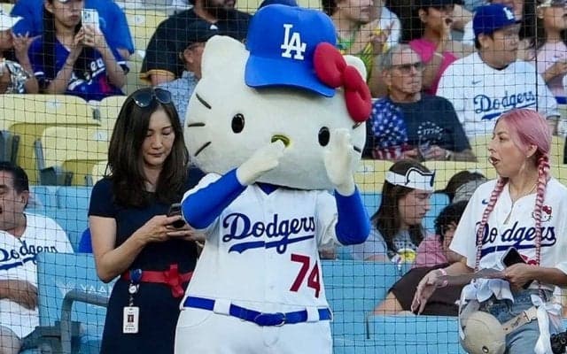 大谷翔平出場のド軍戦でハローキティが始球式　背番号「74」で登場…本拠地大歓声