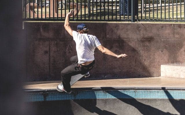 二刀流ライダーのジャガー・イートンをパリ五輪銀メダリストへ導く。彼のライディングを足元で支えた「CARIUMA」のスニーカー。