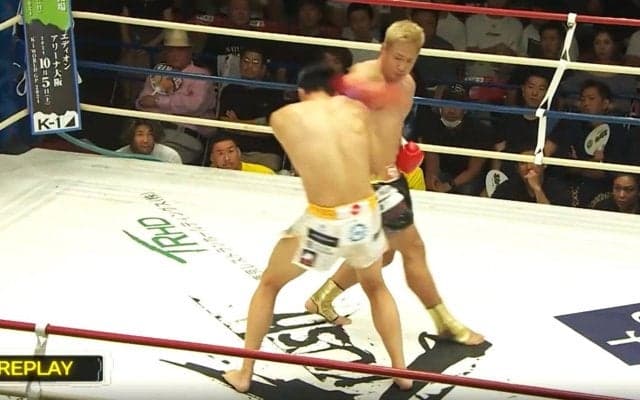 少し擦っただけで…衝撃の“一撃”KO 想像の“斜め上”を行く重量級のバックブローに困惑の声
