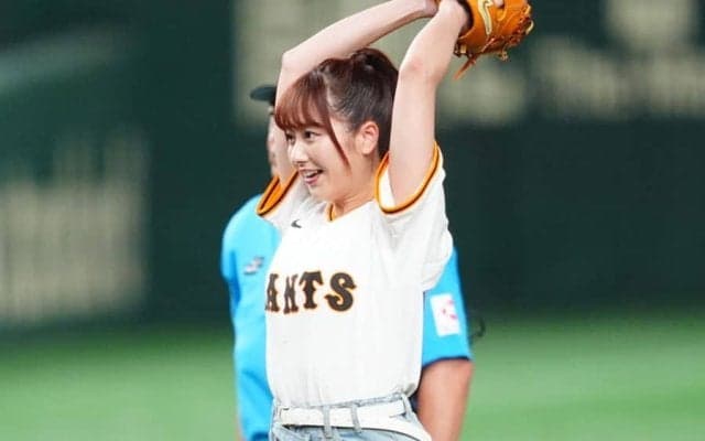 気合いの振りかぶりもコロコロコロ　人気アイドルが恥じらい投球…ドーム拍手喝采