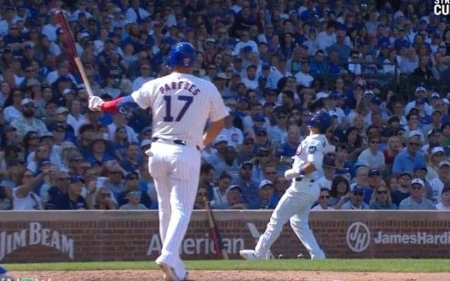 球場がどよめく… 鈴木誠也のアクシデントが「痛すぎる」 フルスイングした“高速打球”が直撃した瞬間「エグいな…」